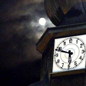 Zegar na wieży kościelnej