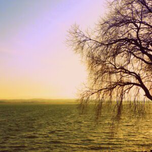 Zachód słońca nad jeziorem