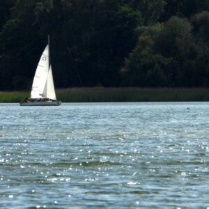 Żaglówka na jeziorze