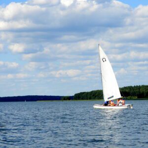 Żaglówka na jeziorze