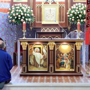 Modlitwa przed ołtarzem