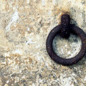 Pierścień do wiązania koni w starej kuźni