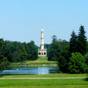 Minaret w parku w Lednicach