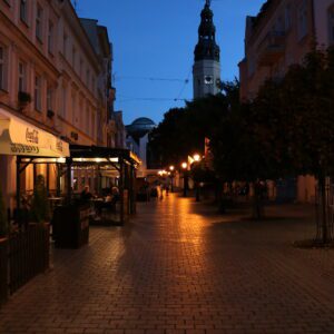 miasto wieczorową porą