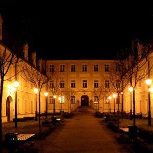 Dziedziniec pałacu nocą