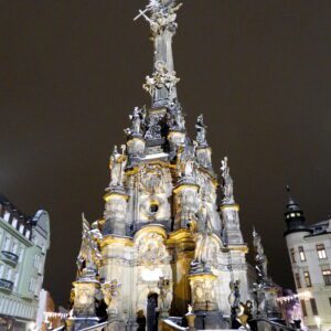 Kolumna Trójcy Przenajświętszej nocą