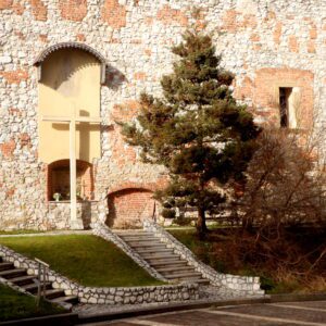 Krzyż na dziedzińcu w Tyńcu