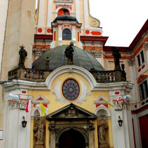 Wejście do kościoła w Henrykowie