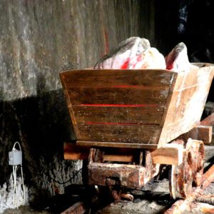 Wagonik z bryłami soli