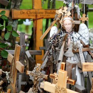 Anioł wśród krzyży