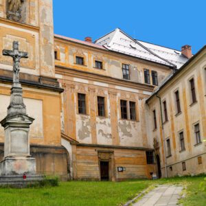 Šternberk - krzyż przed dawnym klasztorem augustianów