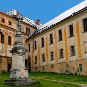 Šternberk - krzyż przed dawnym klasztorem augustianów
